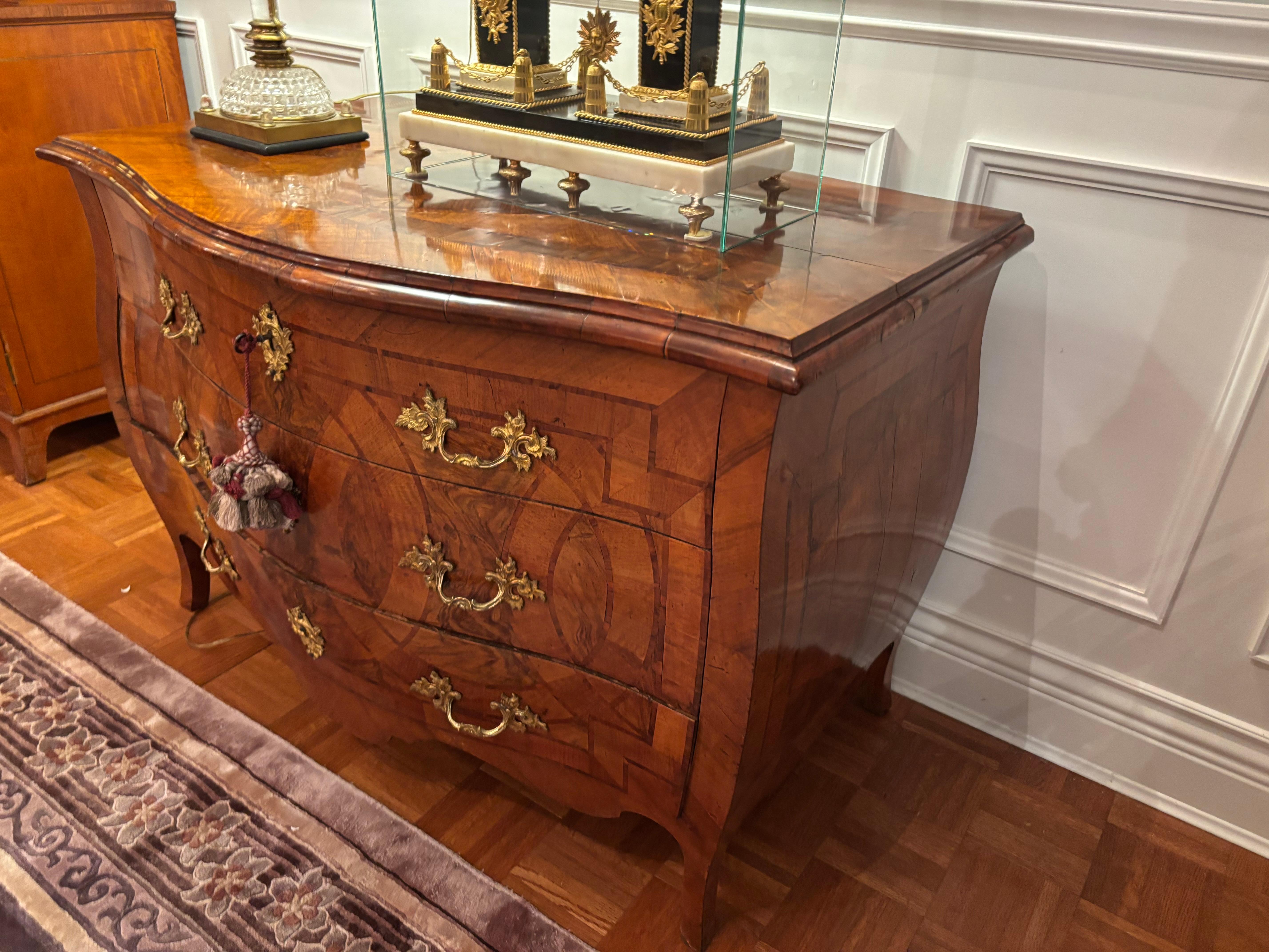Italienische Bombe-Kommode mit Intarsien aus der Louis XV.-Periode des 18. Jahrhunderts im Angebot 7