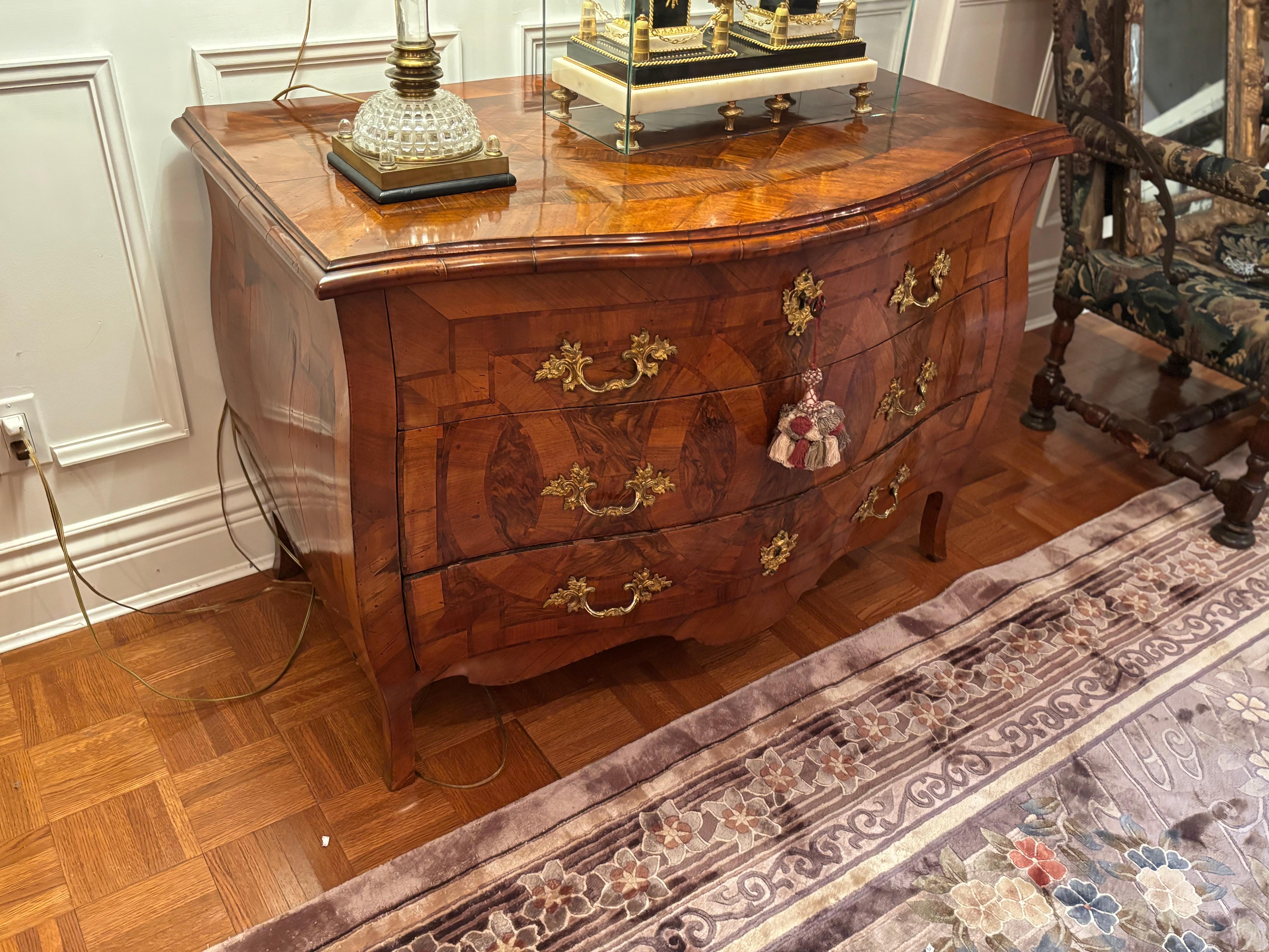 Italienische Bombe-Kommode mit Intarsien aus der Louis XV.-Periode des 18. Jahrhunderts im Angebot 9