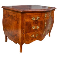 Commode bombée italienne en marqueterie d'époque Louis XV du 18ème siècle