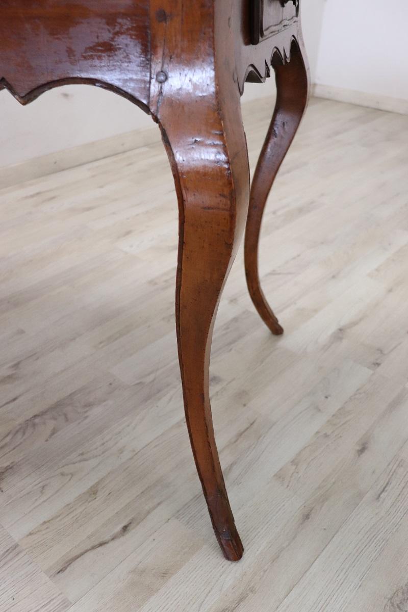Table de centre ancienne en merisier massif Louis XV du 18e siècle italien en vente 5