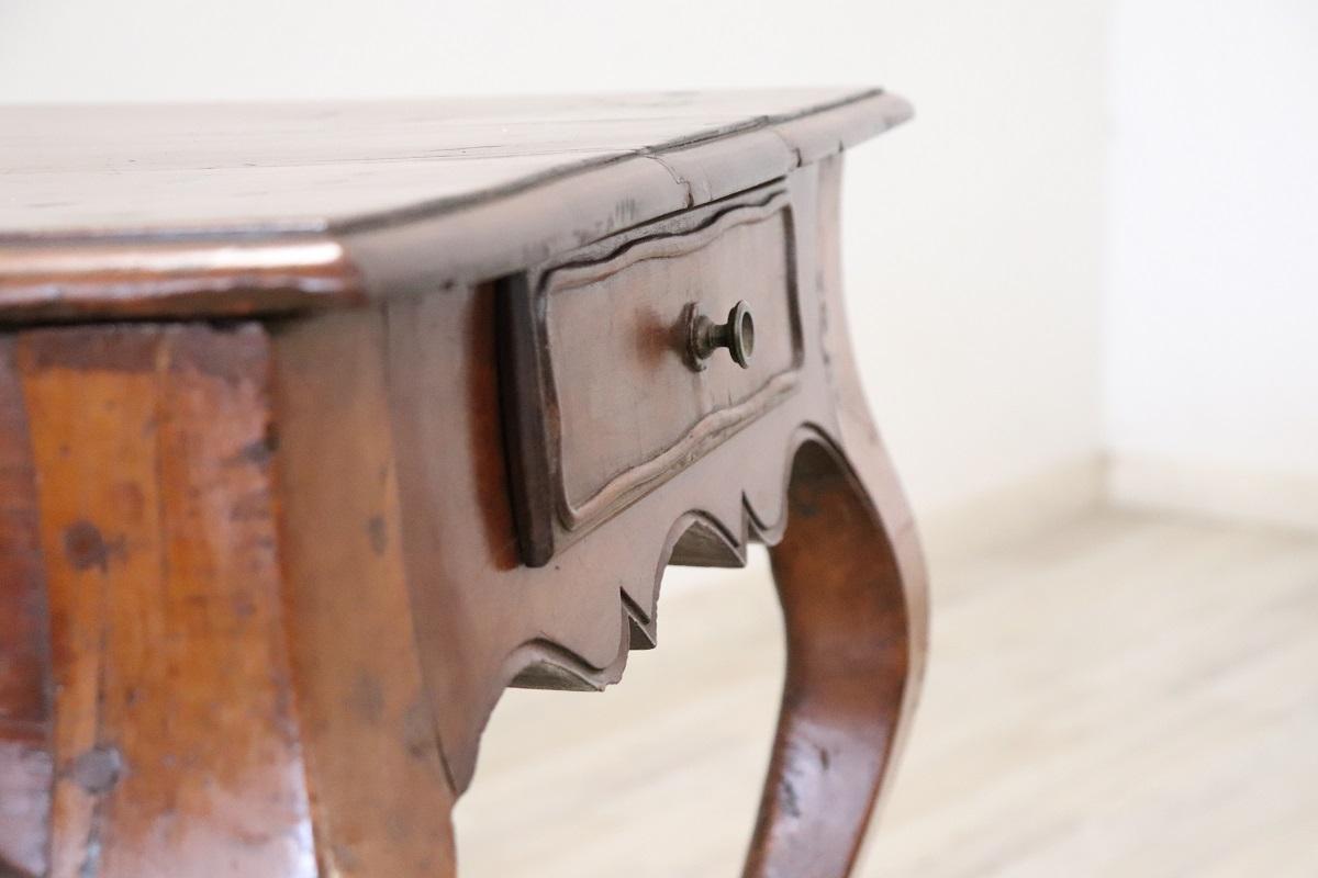 Table de centre ancienne en merisier massif Louis XV du 18e siècle italien en vente 6