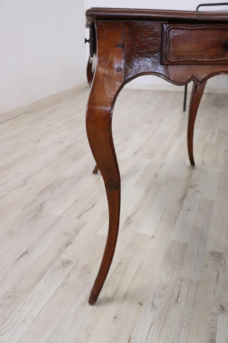 Table de centre ancienne en merisier massif Louis XV du 18e siècle italien en vente 7