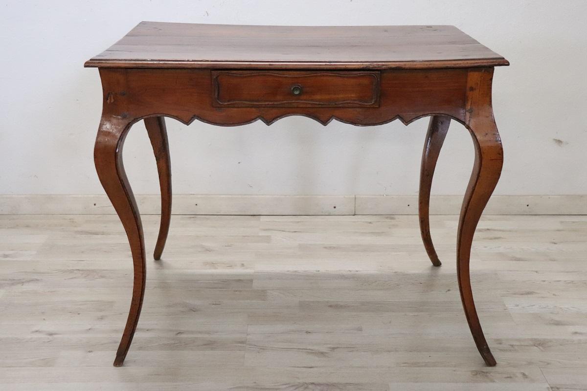 Table de centre ancienne en merisier massif Louis XV du 18e siècle italien Bon état - En vente à Casale Monferrato, IT