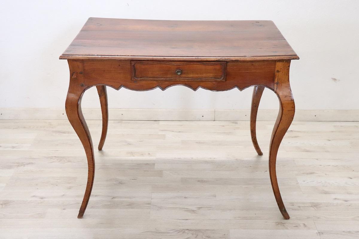 XVIIIe siècle Table de centre ancienne en merisier massif Louis XV du 18e siècle italien en vente