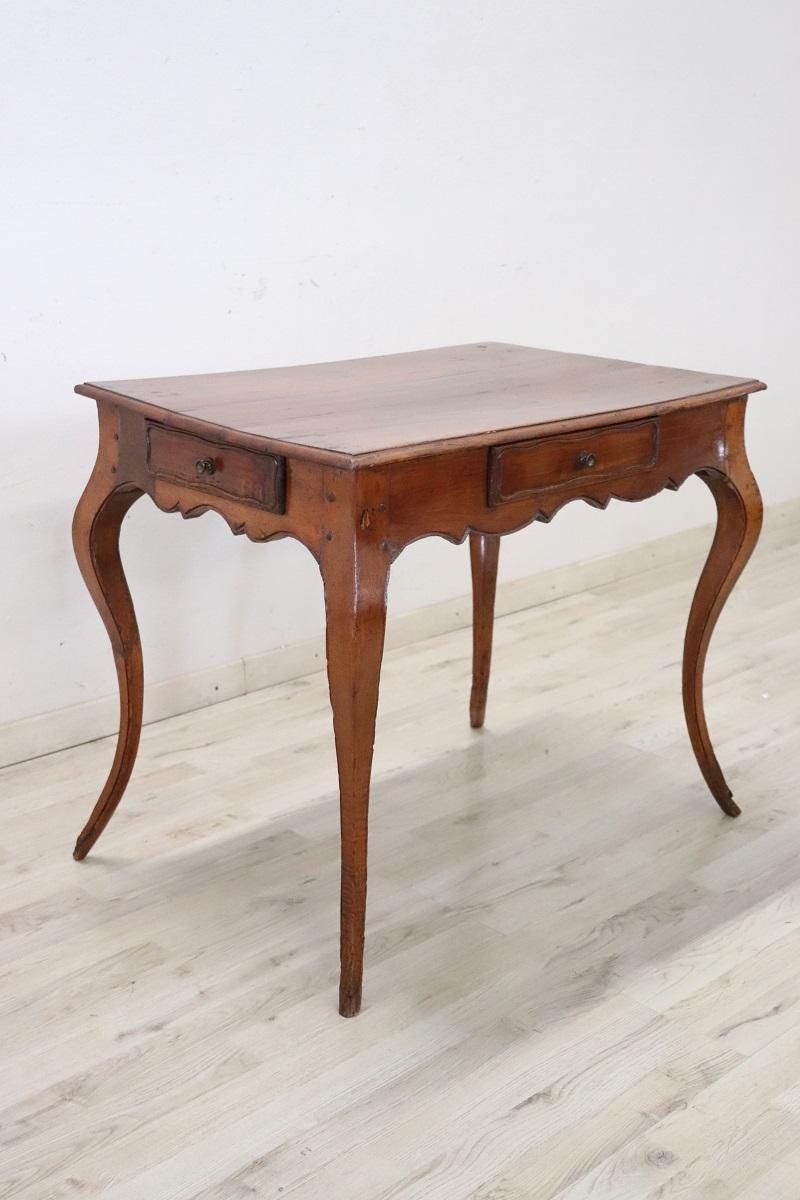 Cerise Table de centre ancienne en merisier massif Louis XV du 18e siècle italien en vente