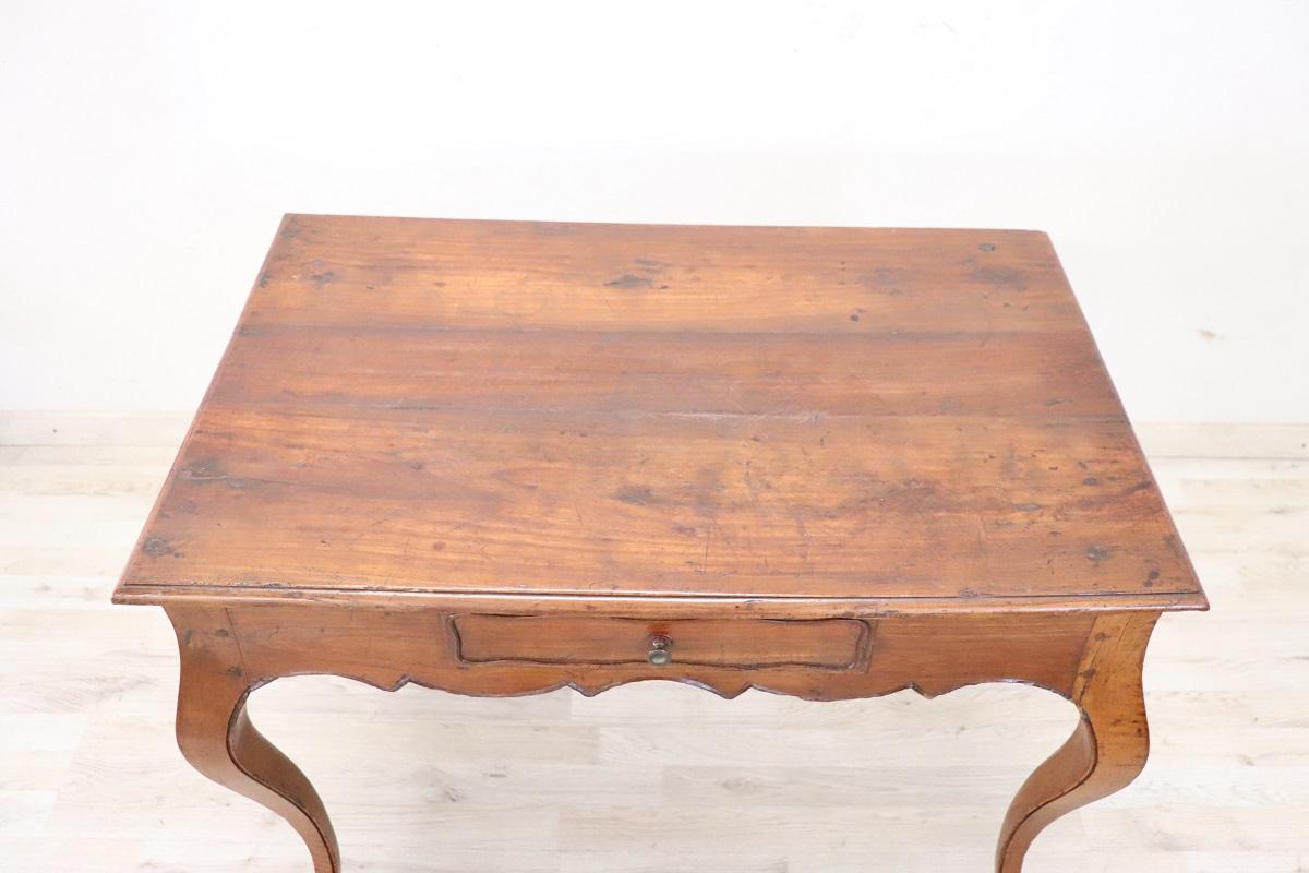 Table de centre ancienne en merisier massif Louis XV du 18e siècle italien en vente 1