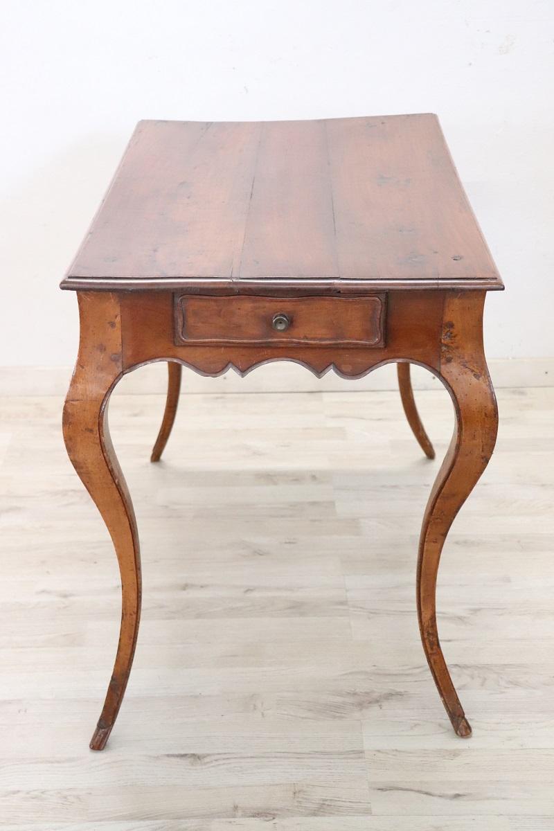Table de centre ancienne en merisier massif Louis XV du 18e siècle italien en vente 2
