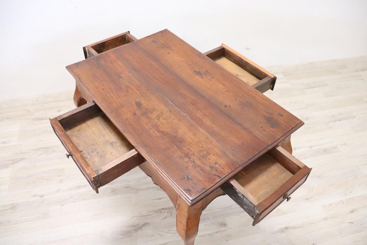 Table de centre ancienne en merisier massif Louis XV du 18e siècle italien en vente 3