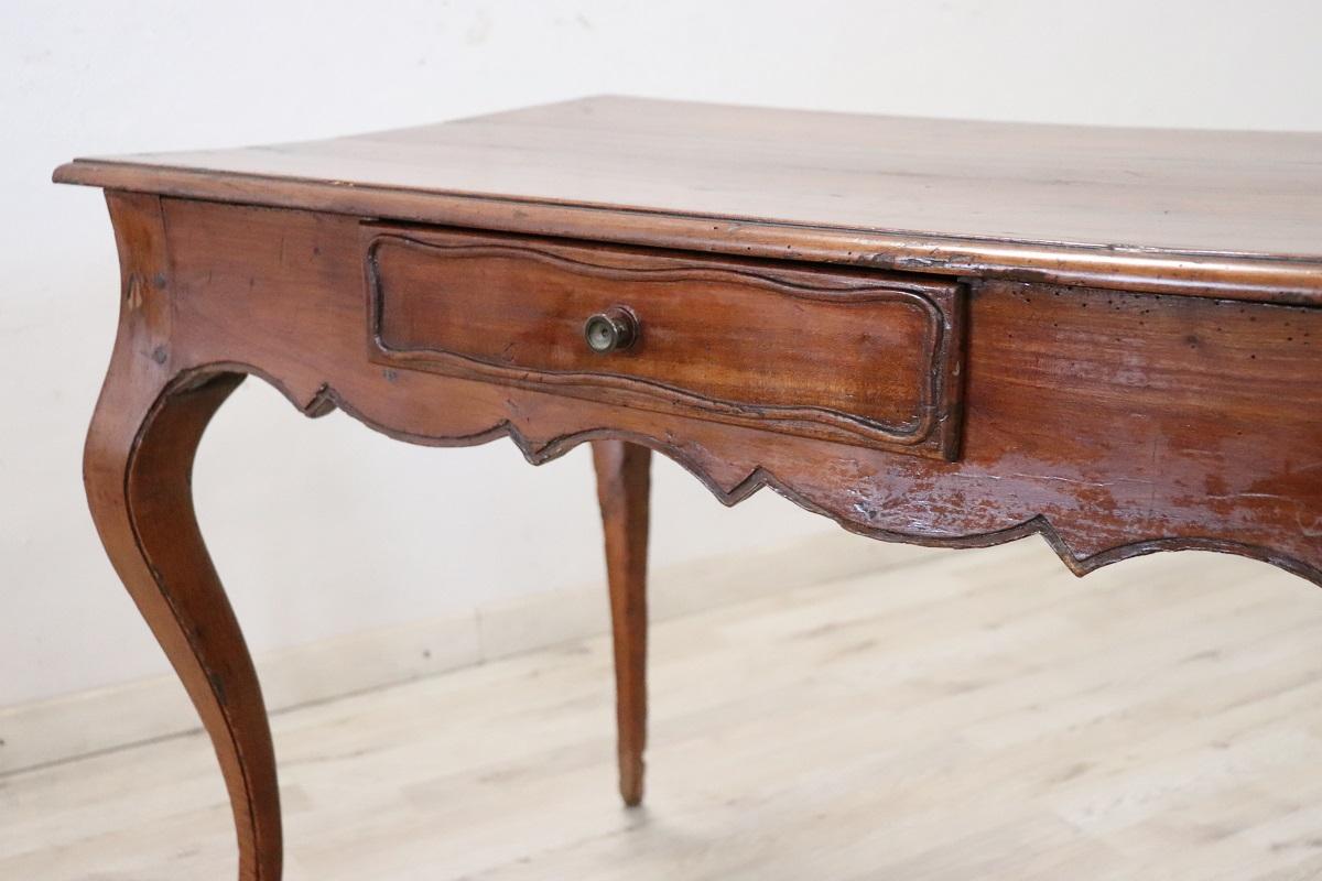 Table de centre ancienne en merisier massif Louis XV du 18e siècle italien en vente 4