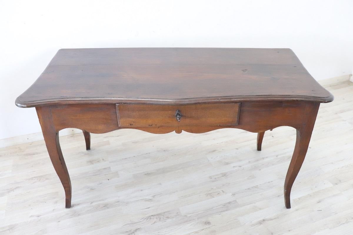 18th Century Italian Louis XV Solid Oak Wood Antique Writing Desk In Good Condition In Casale Monferrato, IT