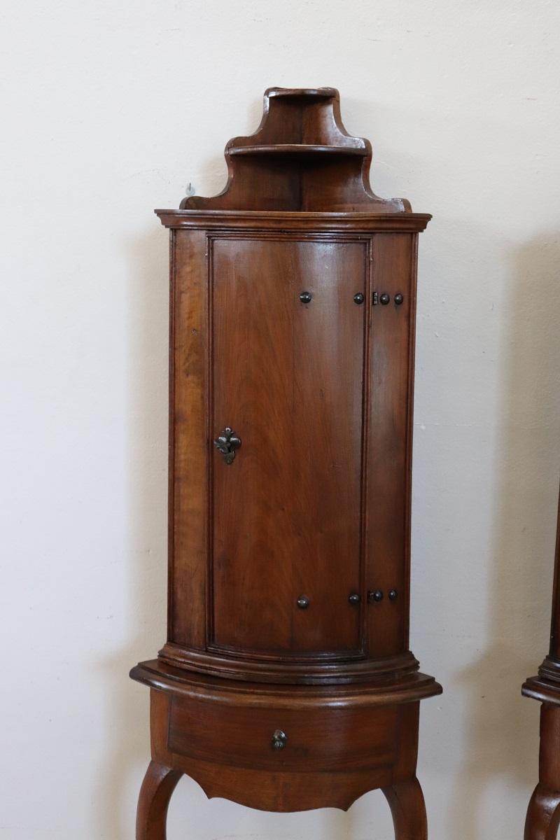 Diese exquisiten italienischen Eckschränke aus der Zeit Ludwigs XV. aus der Mitte des 18. Jahrhunderts bringen einen einzigartigen historischen Charme in Ihre Wohnräume. Die aus massivem Nussbaumholz gefertigten Eckschränke sind so konzipiert, dass