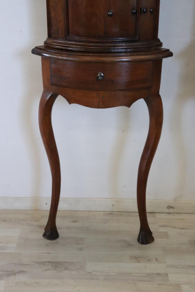 18. Jahrhundert Italienisch Louis XV massivem Nussbaum Paar antike Eckschränke (Louis XV.) im Angebot
