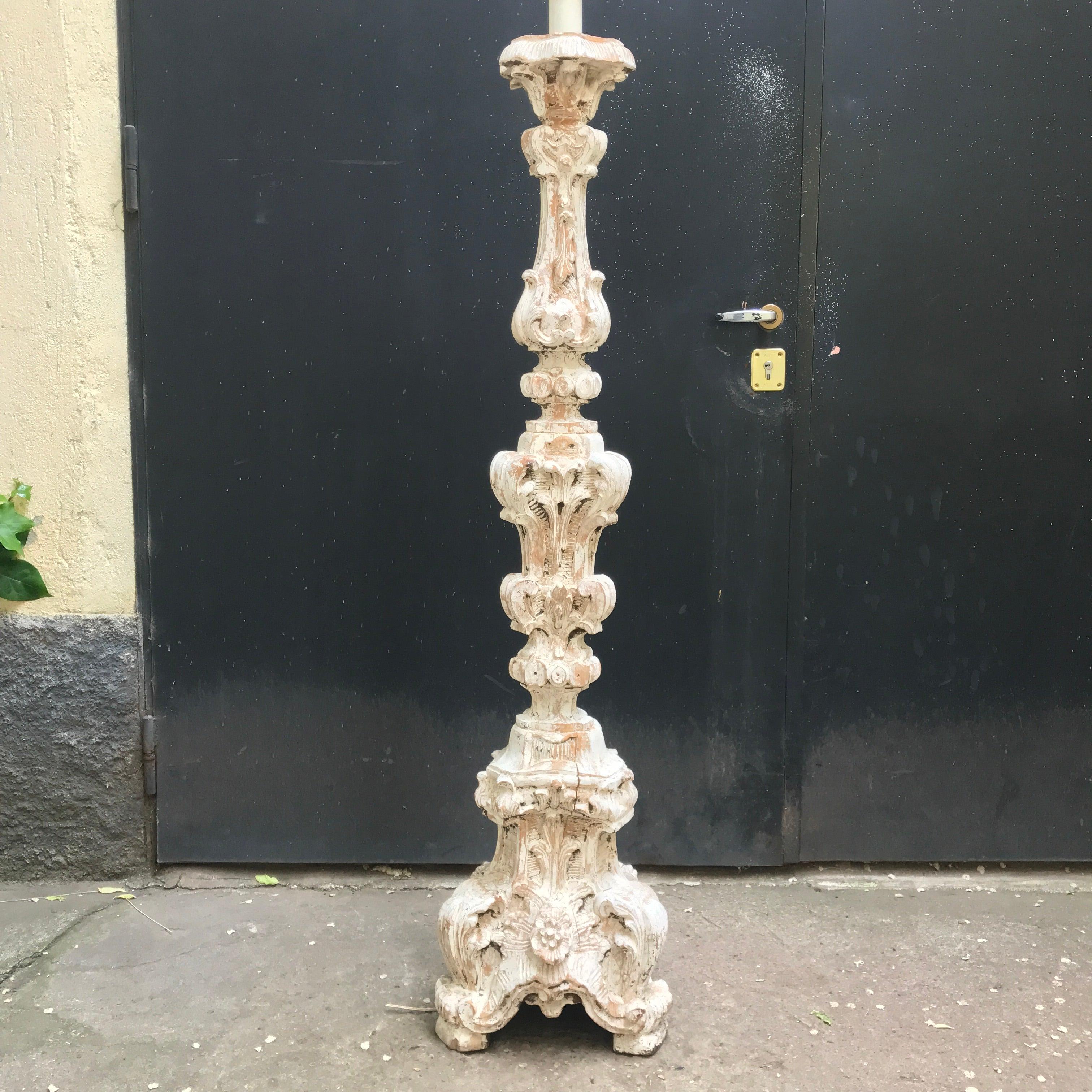 18th Century Italian Louis XV Style Pricket Floor Lamp Distressed Finish In Good Condition For Sale In Milan, IT