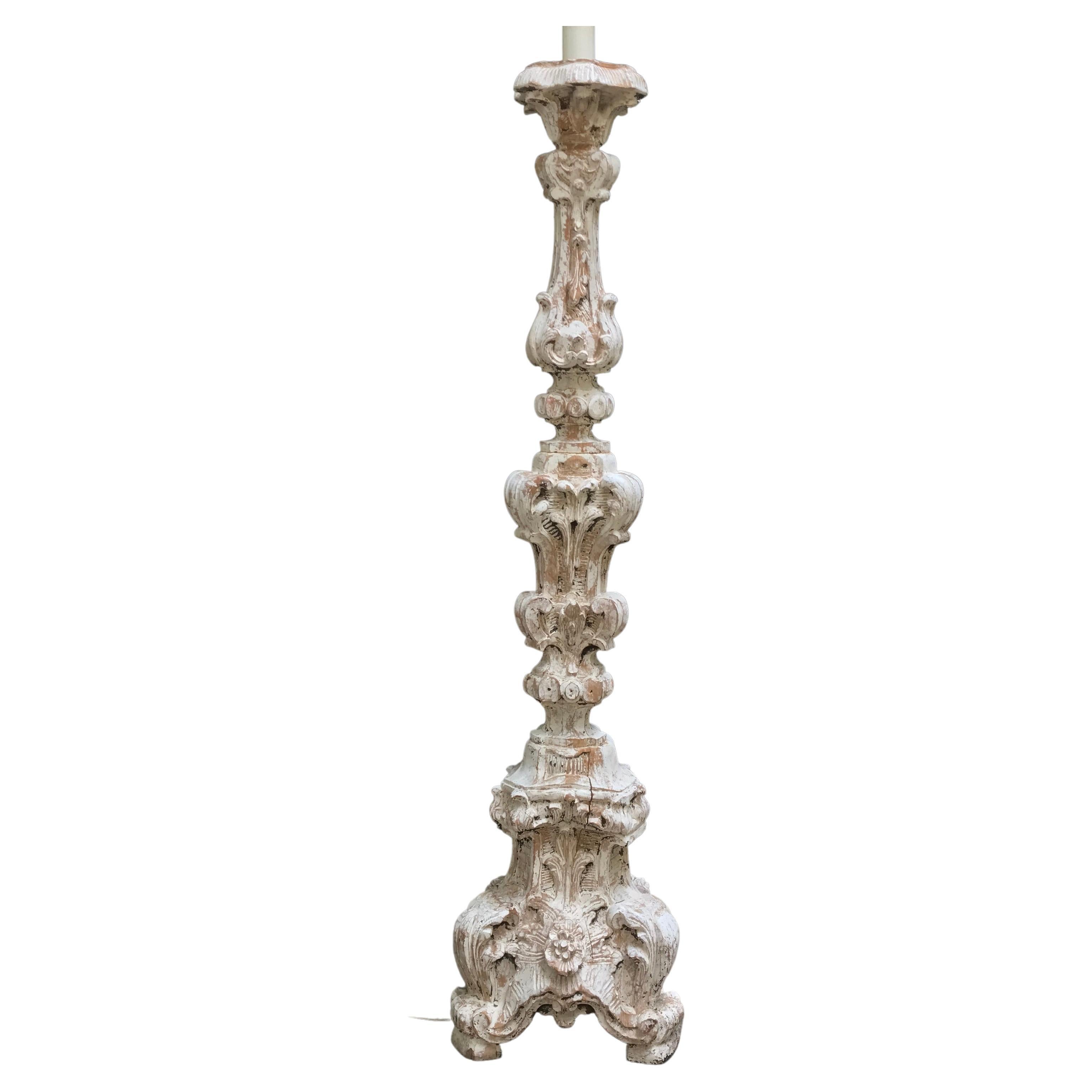Lámpara de pie Pricket estilo Luis XV italiano del siglo XVIII Acabado envejecido