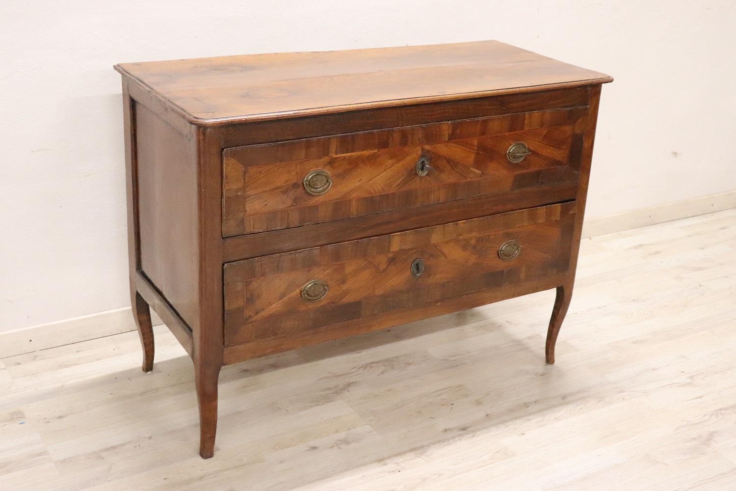 18th Century Italian Louis XV Walnut Antique Chest of Drawers In Good Condition For Sale In Casale Monferrato, IT