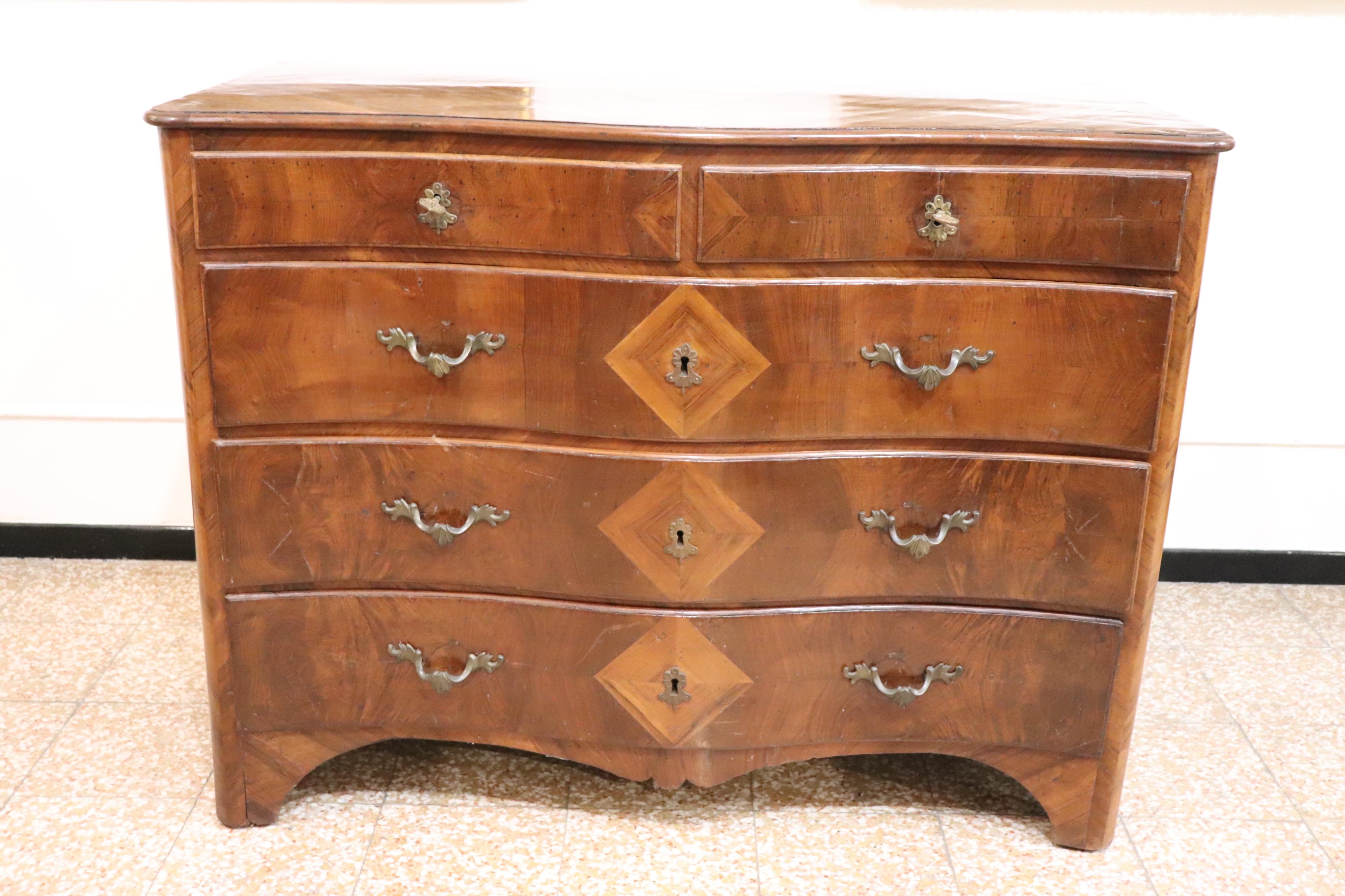 We present this elegant antique Italian dresser dating back to the mid-18th century, Louis XV period. An extremely refined dresser, whose features suggest its creation in the cabinet-making workshops of northern Italy.

Made of walnut wood, this