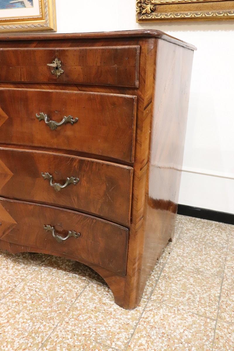 18th Century Italian Louis XV Walnut Antique Chest of Drawers, Restored In Good Condition For Sale In Casale Monferrato, IT