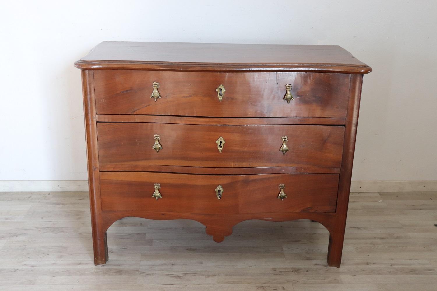 Important and rare antique Italian of the period Louis XV chest of drawers, 1750. On the front three large and useful drawers. Characterized by front of the drawers with relief decorations hand carved in solid walnut wood. High quality cabinetry
