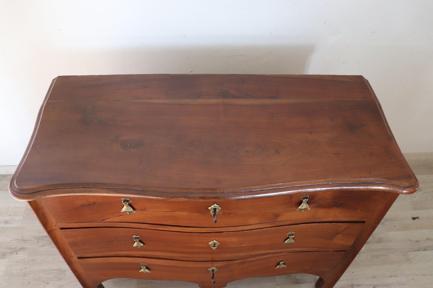 18th Century Italian Louis XV Walnut Antique Commode or Chest of Drawers In Excellent Condition For Sale In Casale Monferrato, IT