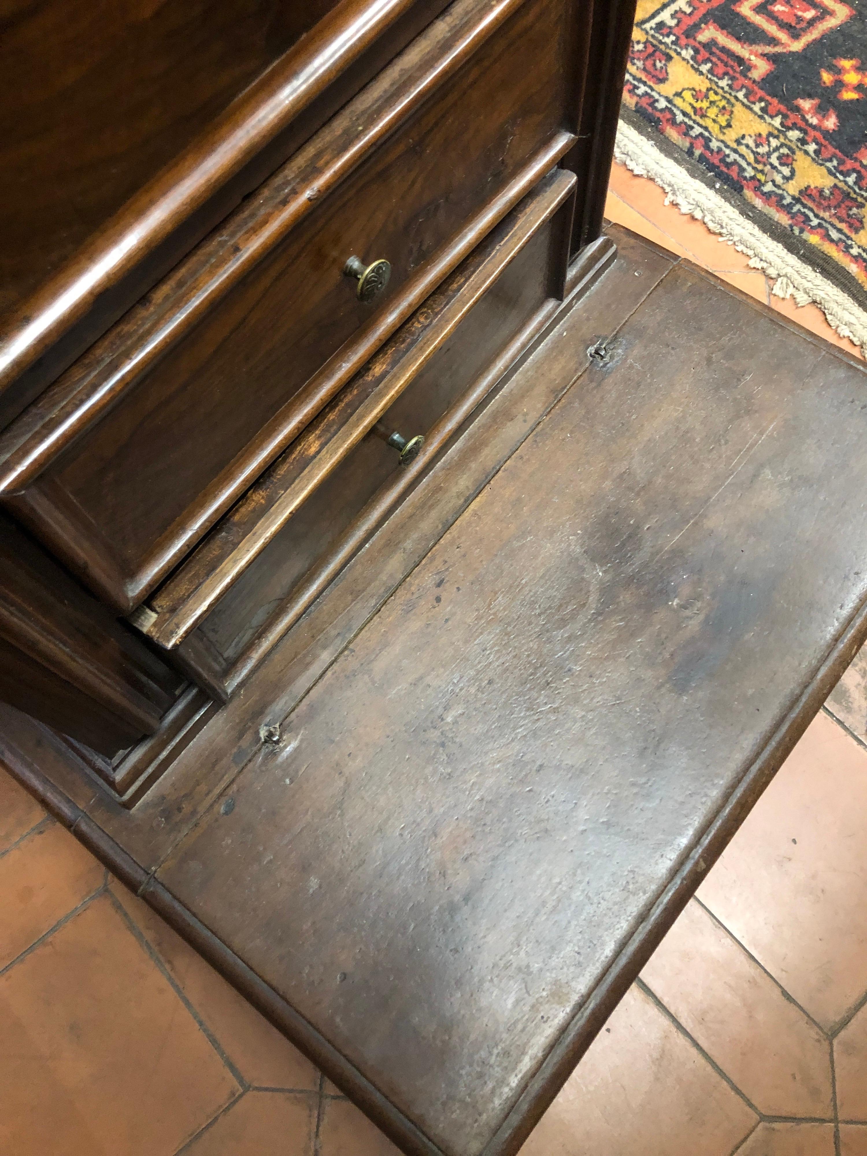 Sgabello inginocchiatoio in legno di noce Luigi XV del XVIII secolo con cassetto segreto, 1750 6