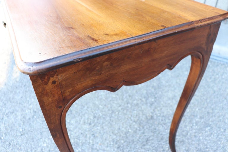 18th Century Italian Louis XV Walnut Wood Writing Desk For Sale 7