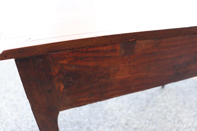 18th Century Italian Louis XV Walnut Wood Writing Desk For Sale 10