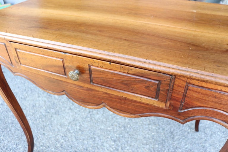 18th Century Italian Louis XV Walnut Wood Writing Desk For Sale 11