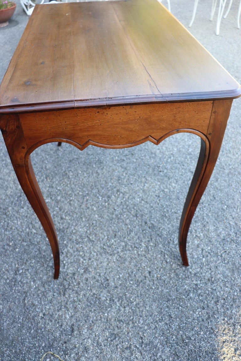 18th Century Italian Louis XV Walnut Wood Writing Desk For Sale 12
