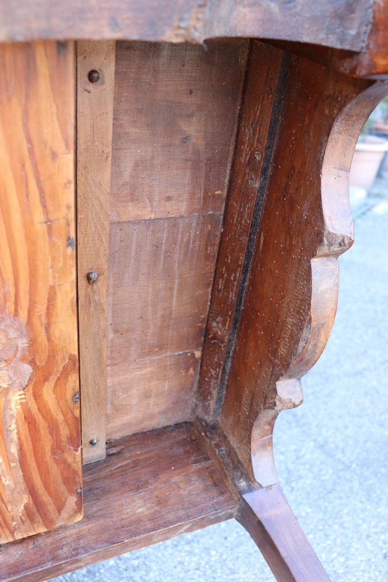 18th Century Italian Louis XV Walnut Wood Writing Desk For Sale 14