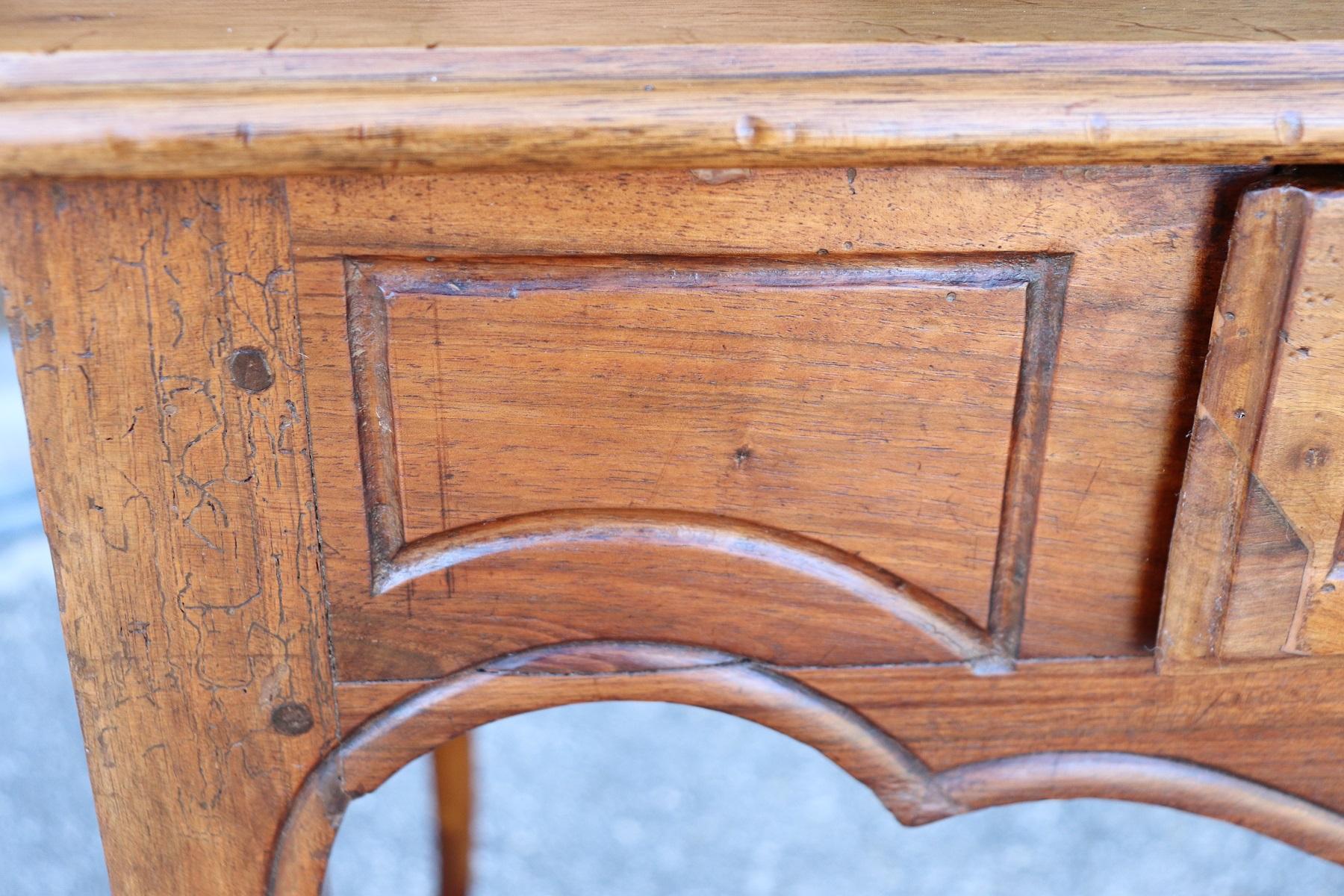 18th Century Italian Louis XV Walnut Wood Writing Desk In Excellent Condition In Casale Monferrato, IT