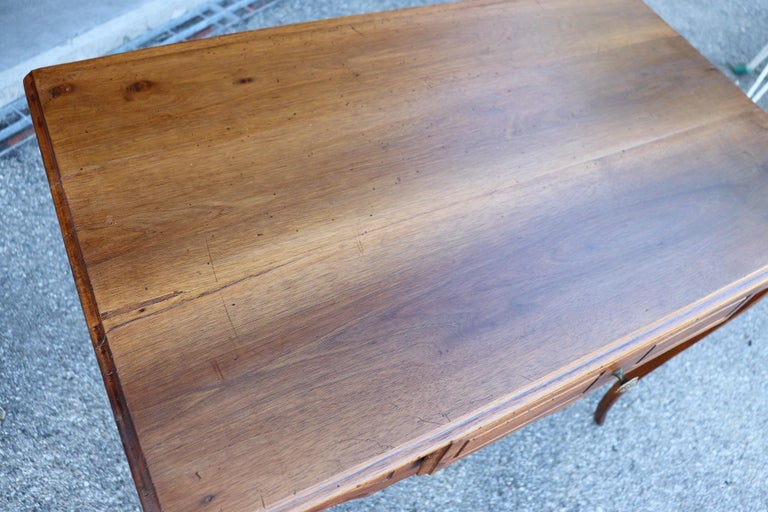 18th Century Italian Louis XV Walnut Wood Writing Desk For Sale 2
