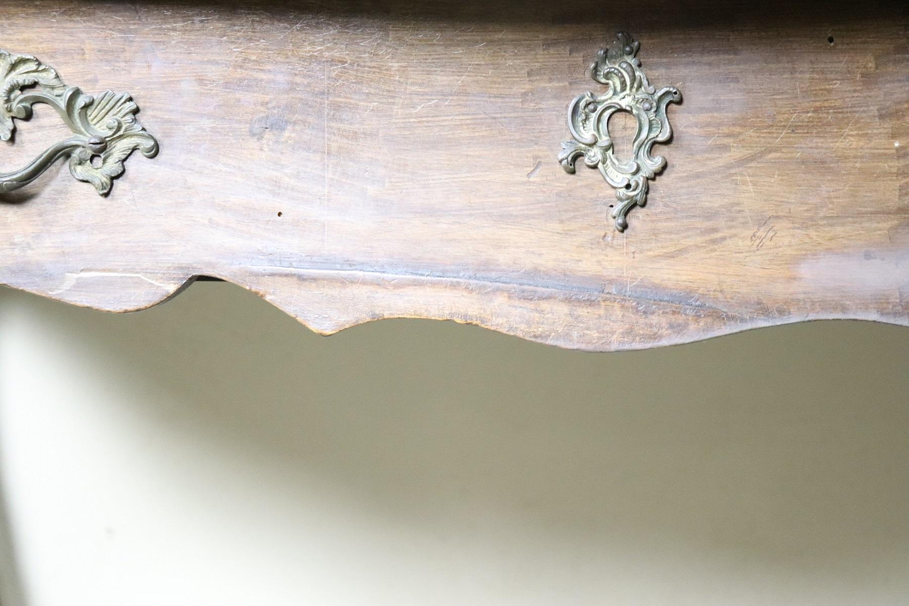 18th Century Italian Louis XV Walnut Writing Desk, Cabriolet Legs In Good Condition In Casale Monferrato, IT