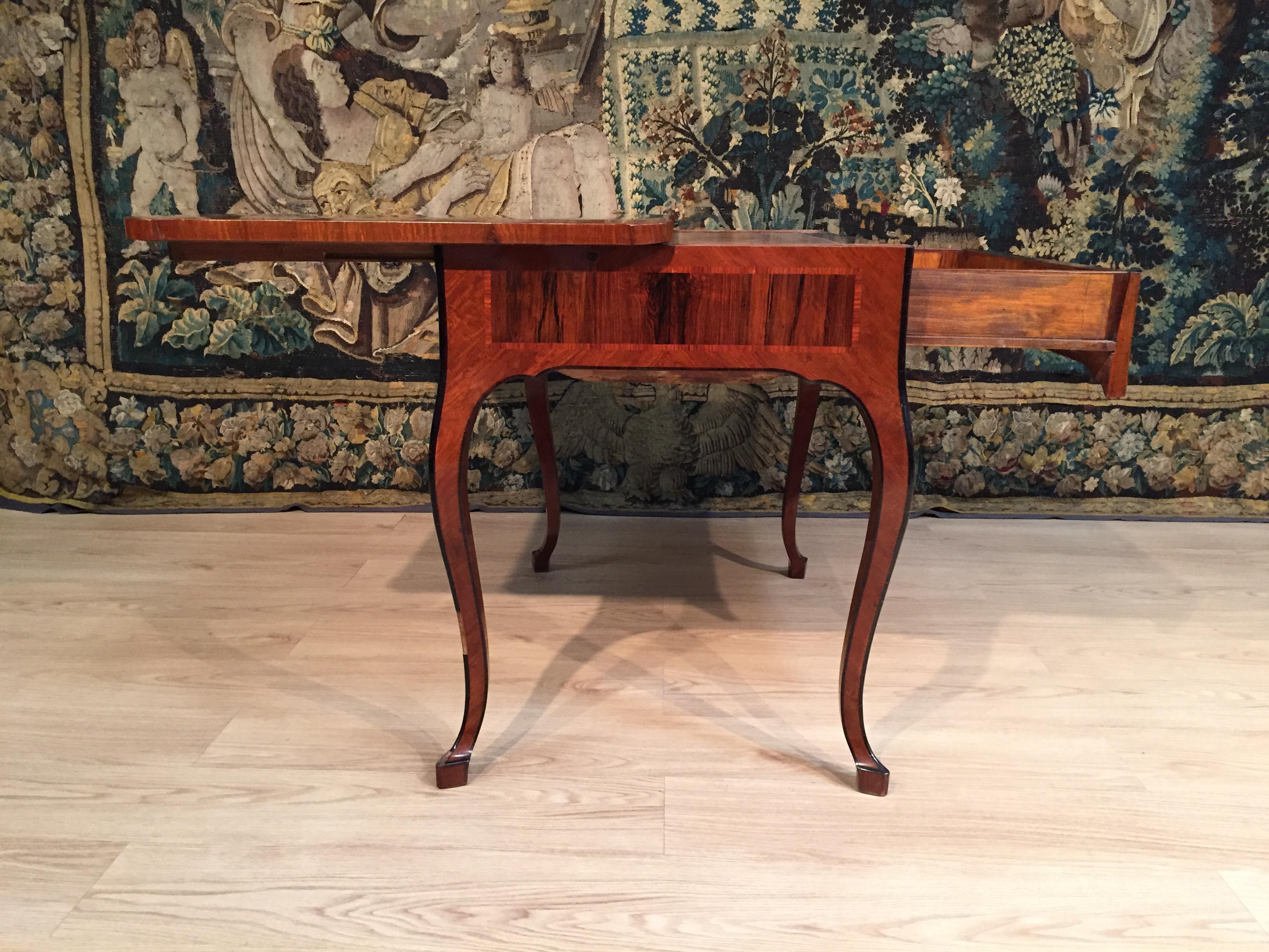 Hand-Carved 18th Century, Italian Louis XV Wood Center Desk