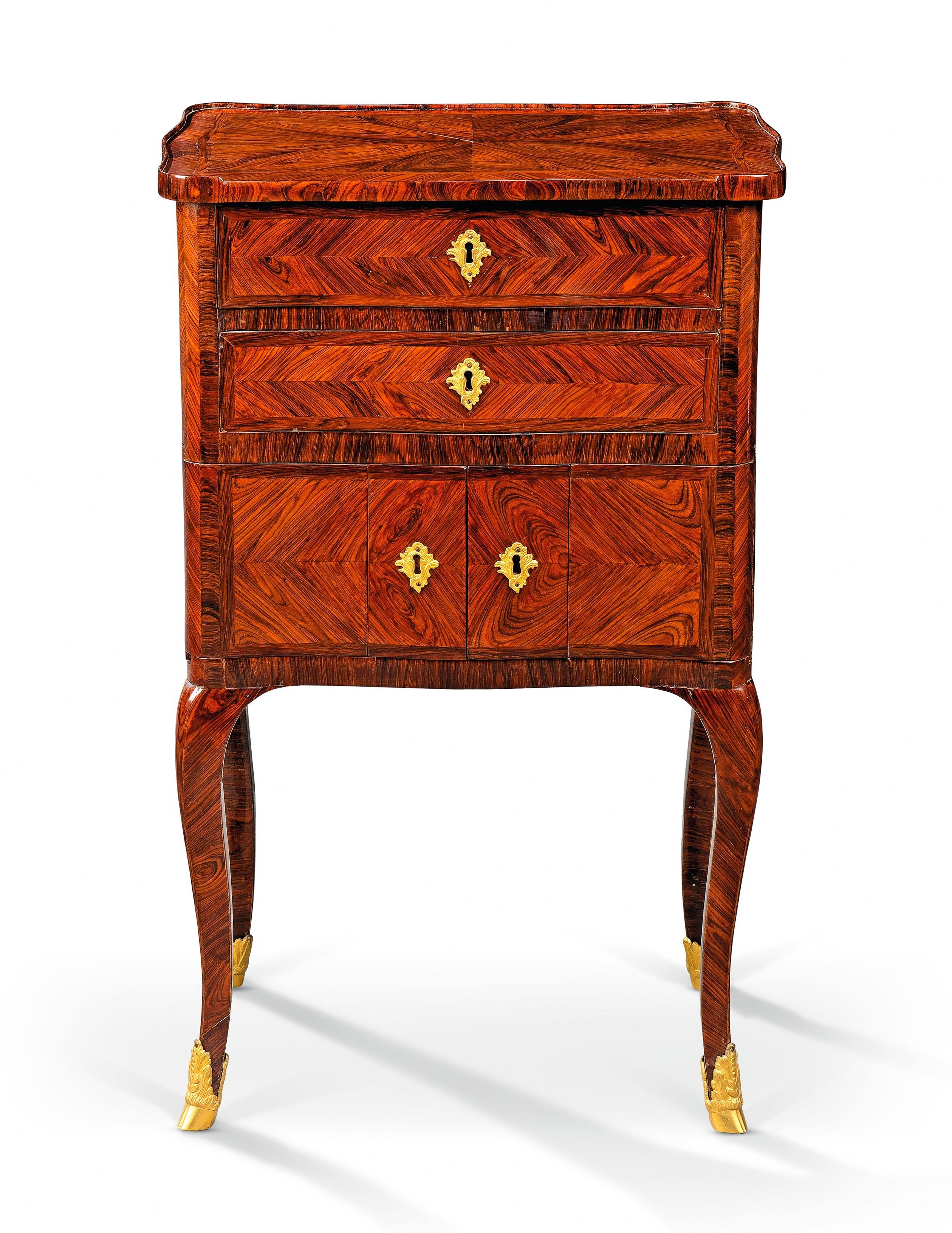 Tavolo da centro in legno Luigi XV italiano del XVIII secolo 

Questo elegante e raffinato mobile da centro è stato realizzato a Torino intorno alla metà del XVIII secolo. Caratteristica dell'alta ebanisteria piemontese, per questo mobile è stata
