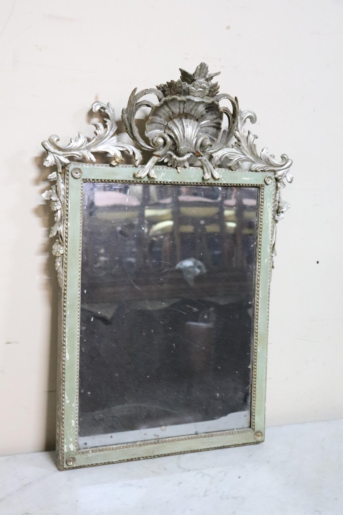 Important rare antique Louis XVI authentic wall mirror. Carved and silvered wood with silver leaf. The mirror with its original mercury mirror. The mirror has defects due to the passage of time. Mirror of great importance ideal in any room.