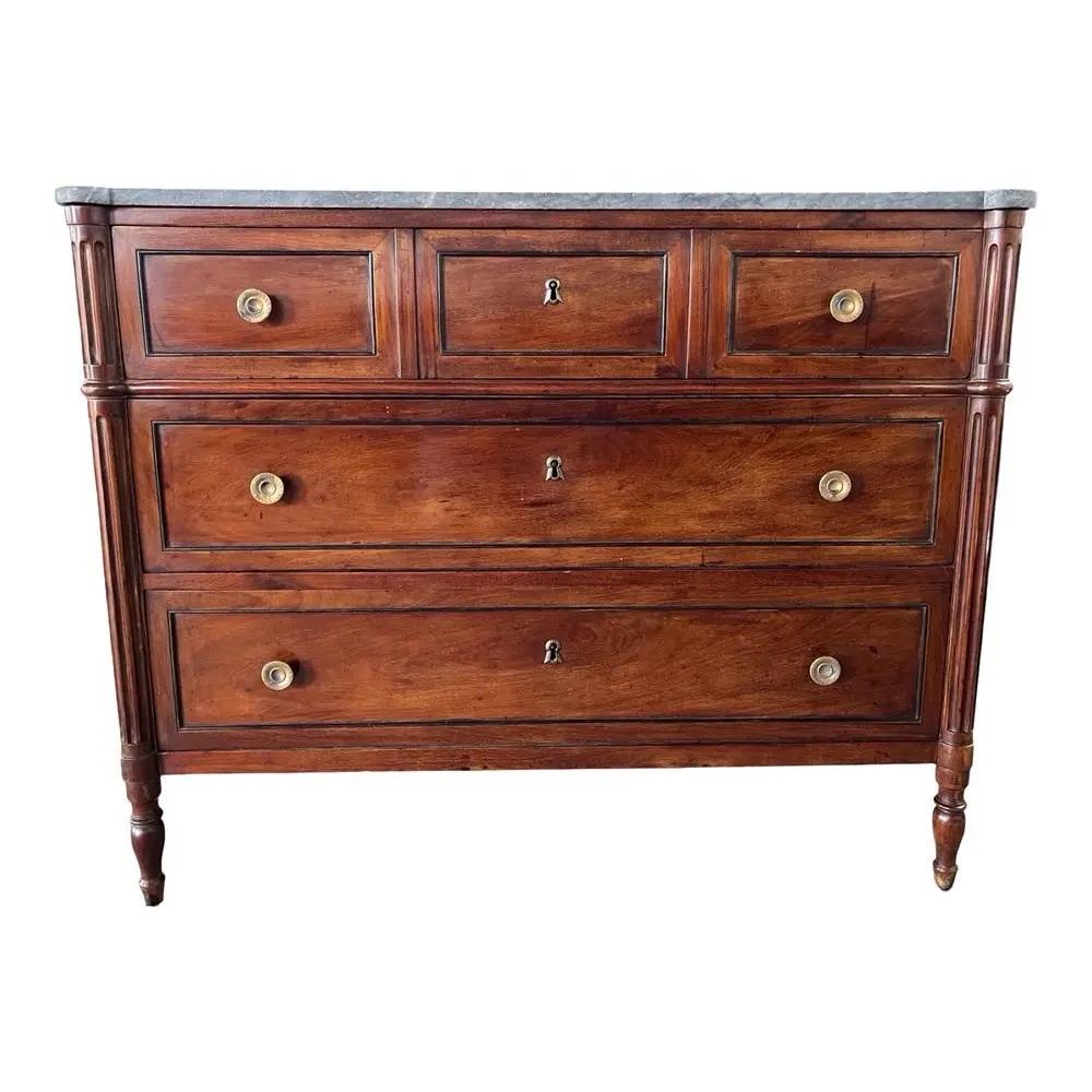 Cassettone Luigi XVI realizzato a mano in Italia a metà del 1700 con legno di noce. La cassapanca è stata realizzata in Piemonte, da qui le dimensioni piuttosto grandi rispetto a un Luigi XVI francese. Il piano è ancora il marmo grigio originale,
