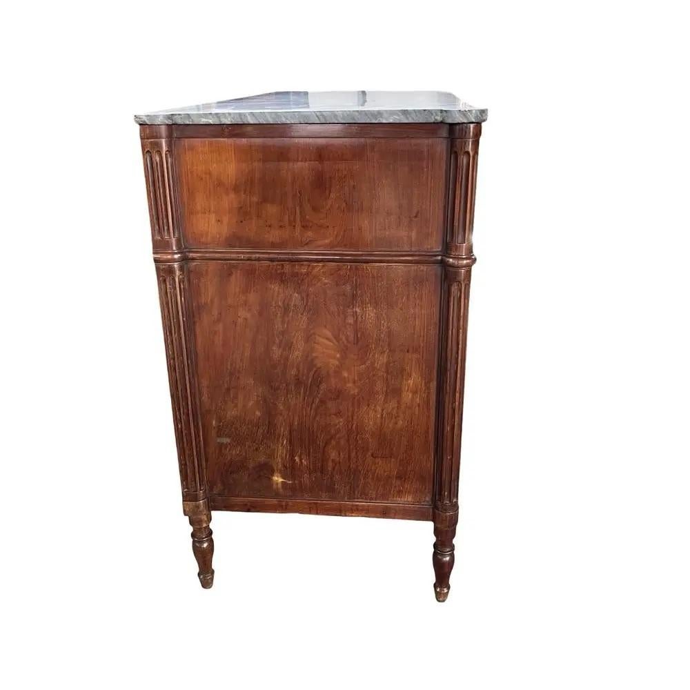 Intagliato a mano Commode Luigi XVI del XVIII secolo in noce con marmo grigio in vendita