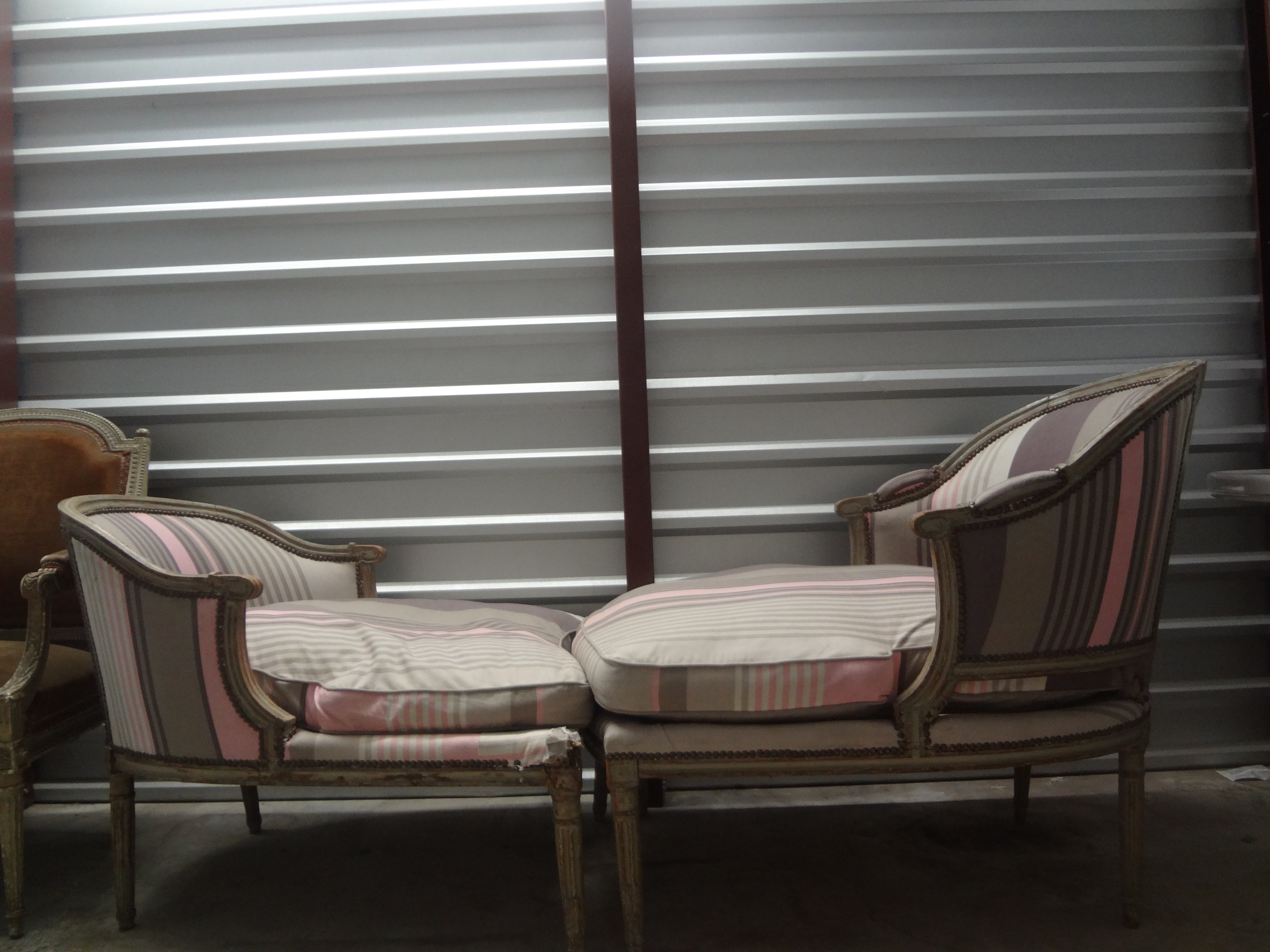 XVIIIe siècle italien Louis XVI Duchesse Brisee.
Nous vous proposons une superbe chaise longue ou chaise longue en trois parties du XVIIIe siècle, peinte en duchesse brisee de style Louis XVI. Cette magnifique chaise conserve sa finition d'origine,