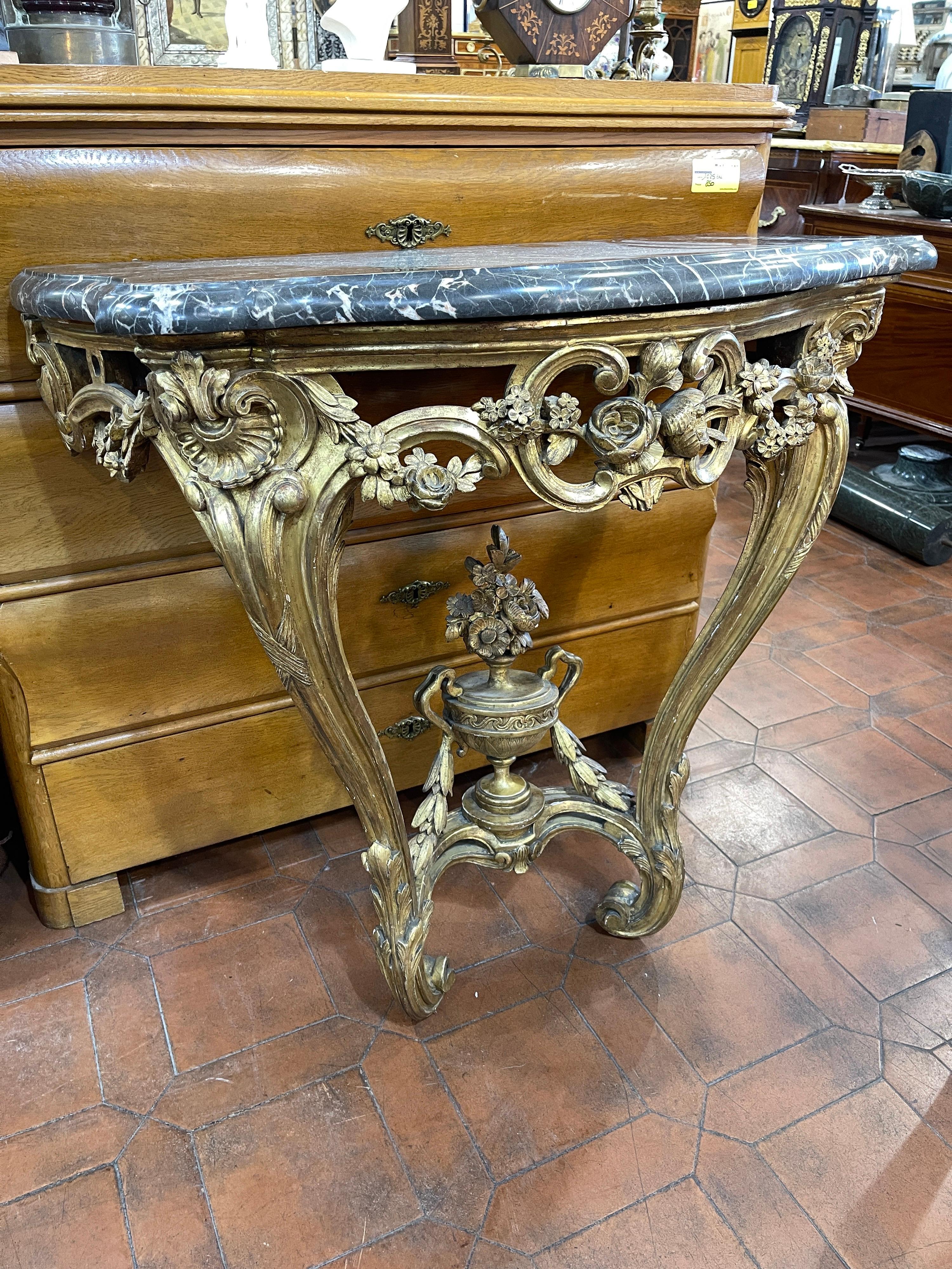 Intagliato a mano Tavolo consolle italiano Luigi XVI del XVIII secolo in Wood Wood dorato e marmo Portoro, 1780 in vendita