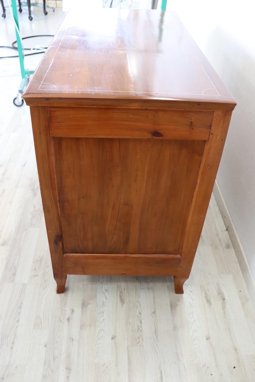 18th Century Italian Louis XVI Inlaid Cherry Wood Commode or Chest of Drawer In Excellent Condition For Sale In Casale Monferrato, IT