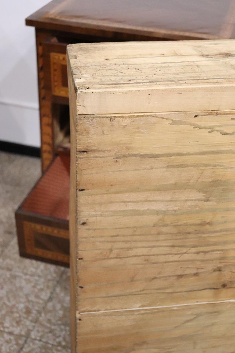Cassettone italiano Luigi XVI intarsiato in noce del XVIII secolo, restaurato in vendita 5