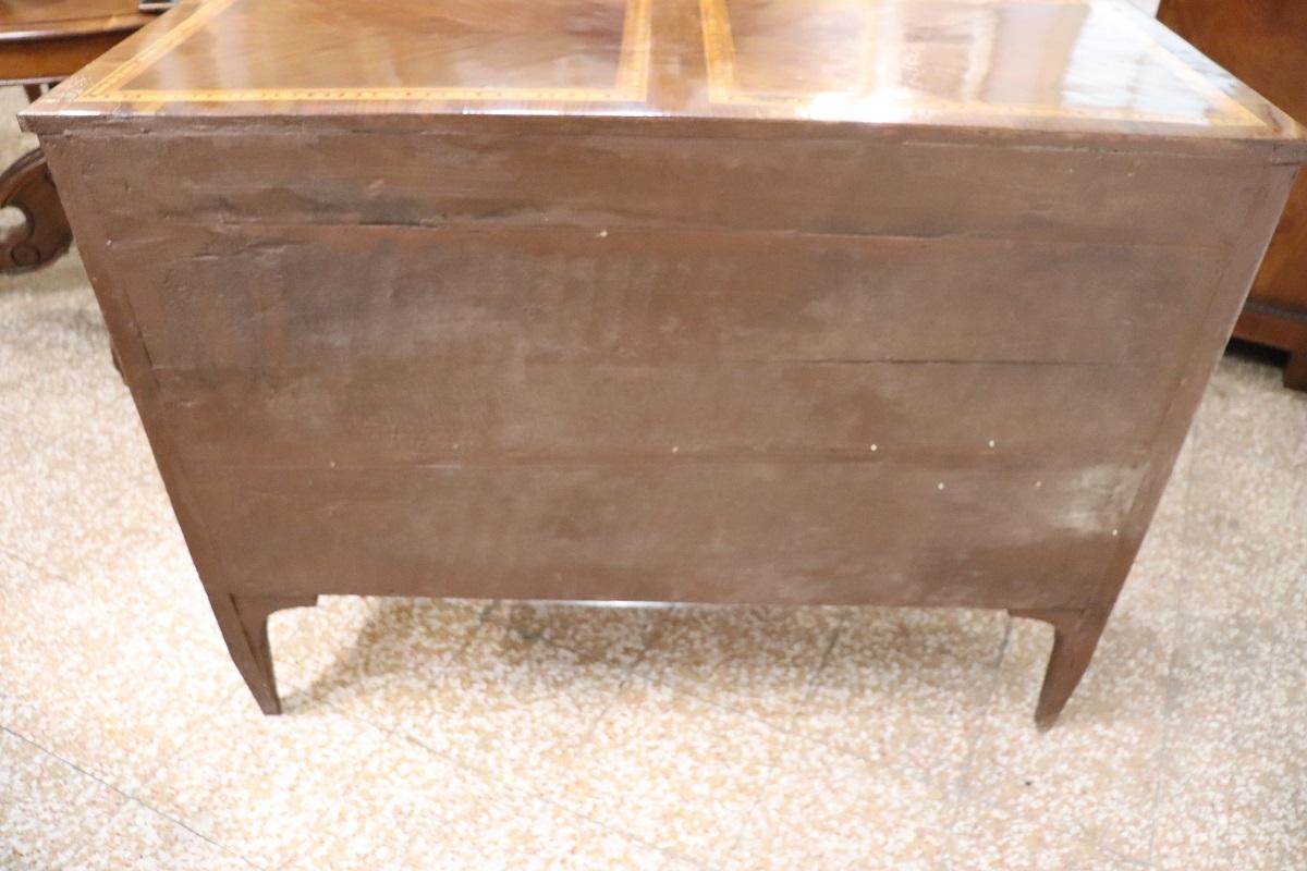 Cassettone italiano Luigi XVI intarsiato in noce del XVIII secolo, restaurato in vendita 6