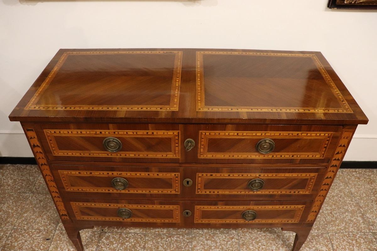 Ti presentiamo questo elegante comò italiano antico risalente alla seconda metà del XVIII secolo, periodo Luigi XVI. Una cassettiera estremamente raffinata, le cui caratteristiche fanno pensare che sia stata realizzata nei laboratori di ebanisteria