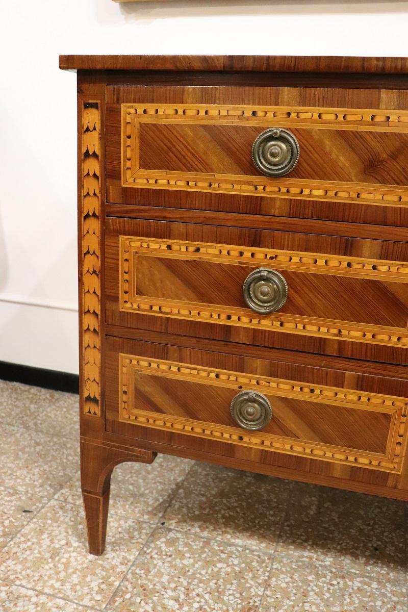 Cassettone italiano Luigi XVI intarsiato in noce del XVIII secolo, restaurato In condizioni buone in vendita a Casale Monferrato, IT