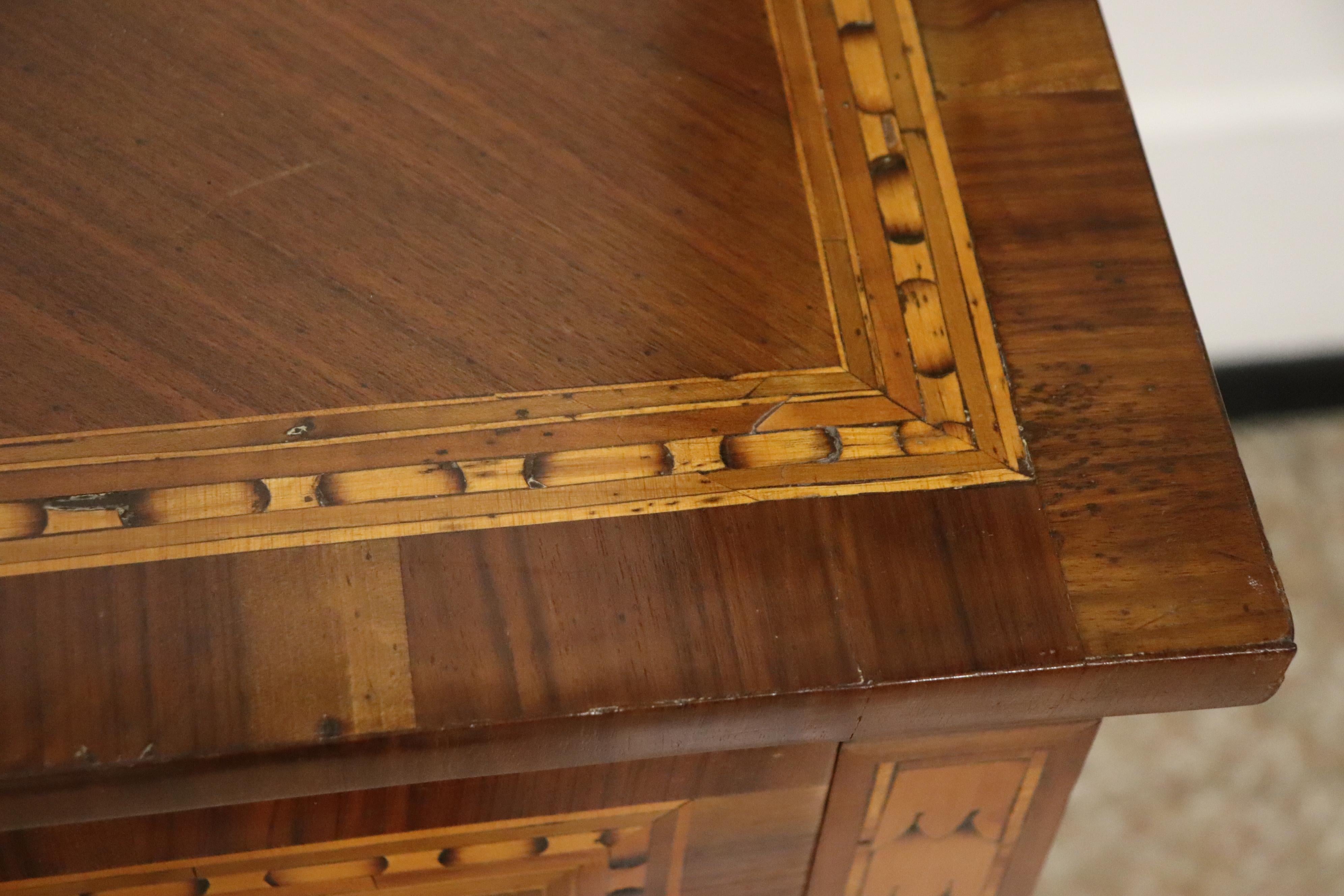 Cassettone italiano Luigi XVI intarsiato in noce del XVIII secolo, restaurato in vendita 1