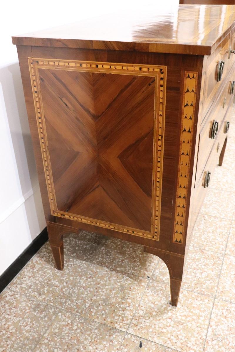 Cassettone italiano Luigi XVI intarsiato in noce del XVIII secolo, restaurato in vendita 2