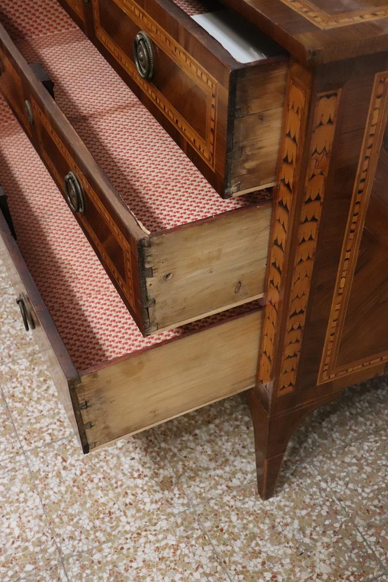 Cassettone italiano Luigi XVI intarsiato in noce del XVIII secolo, restaurato in vendita 3