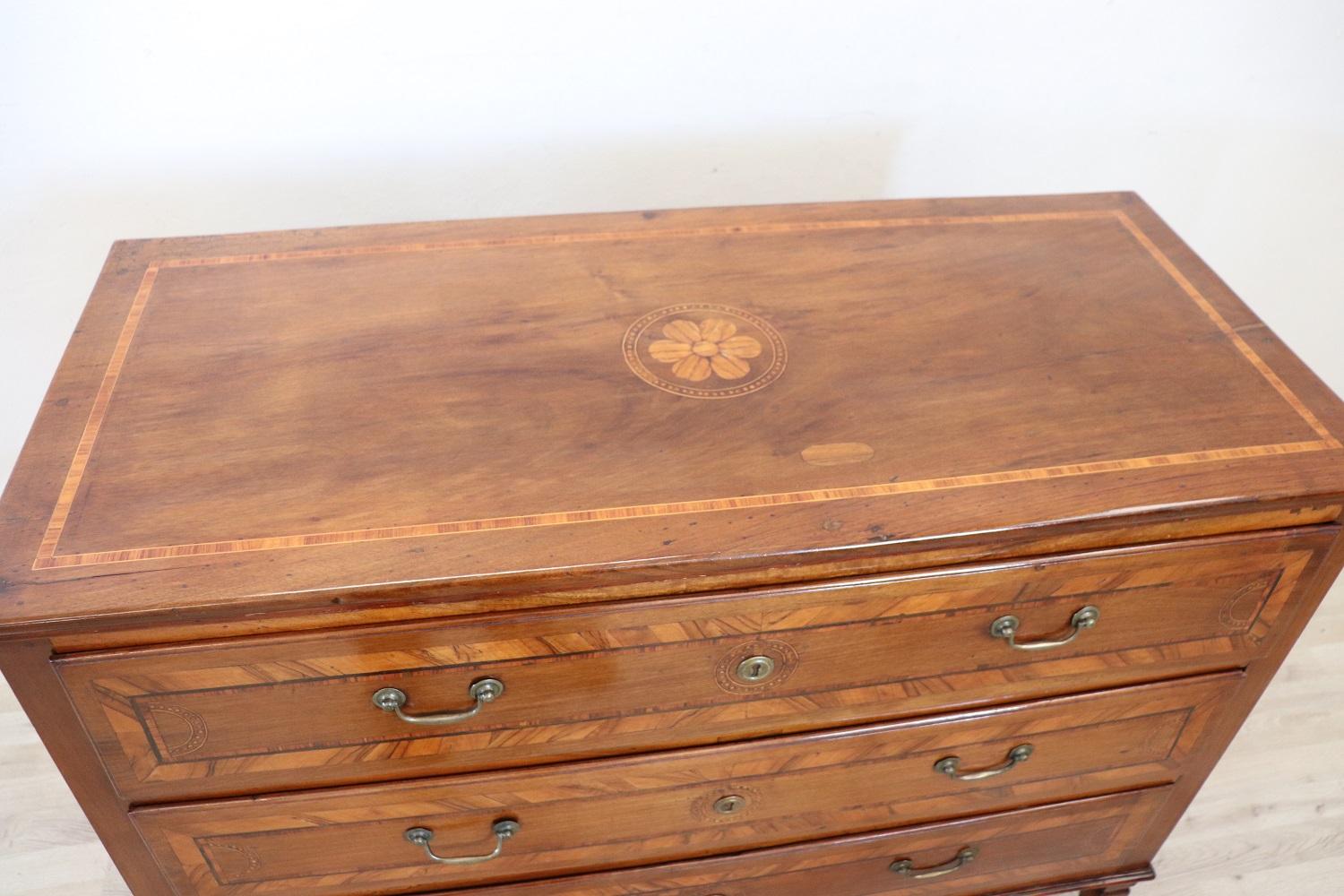 18th Century Italian Louis XVI Inlaid Walnut Commode or Chest of Drawer In Excellent Condition In Casale Monferrato, IT