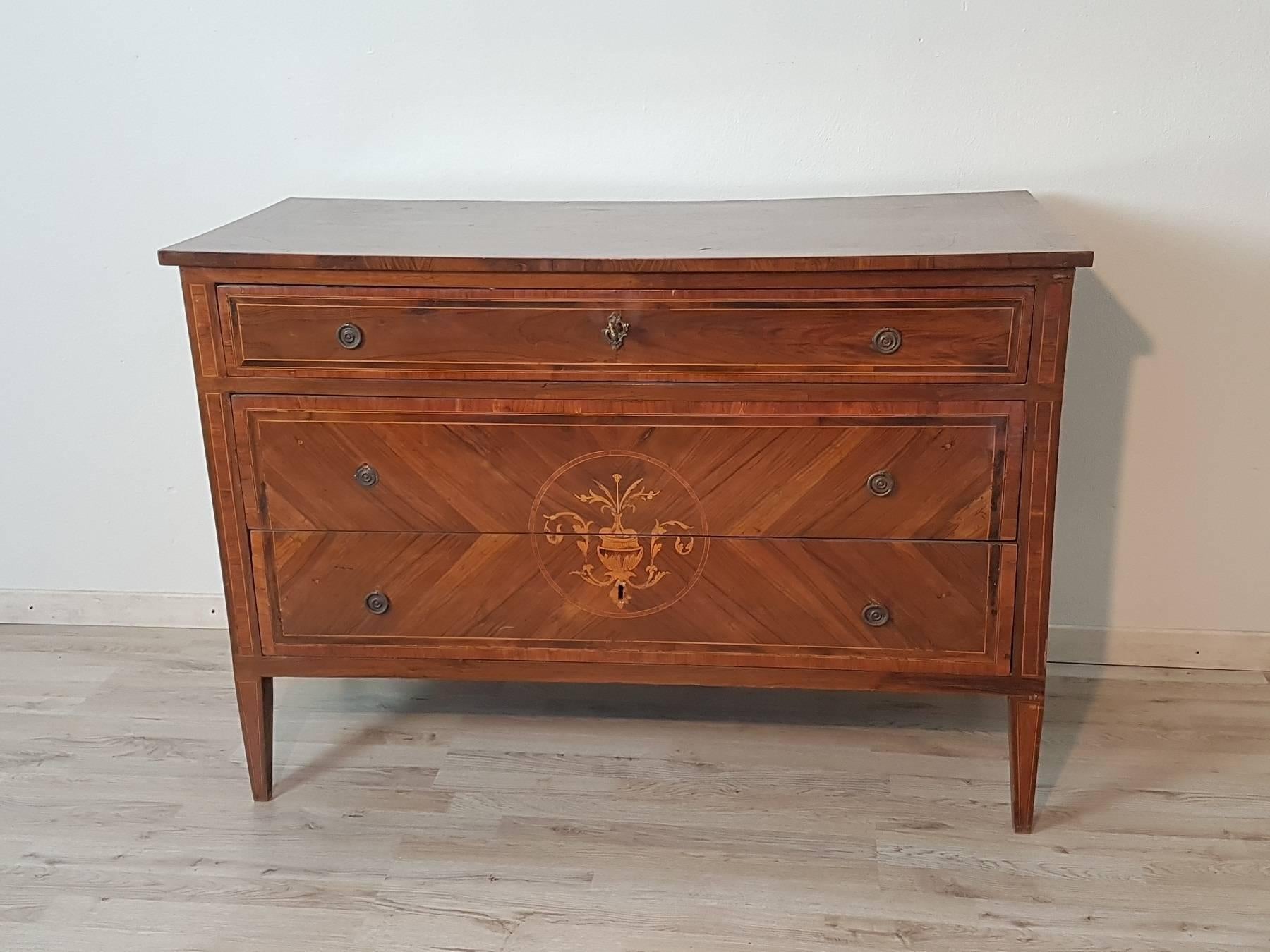 Elegant chest inlaid finely inlay to the school of Maggiolini with essences of various types full period Louis XVI of clear taste and Lombard origin. Period second half of the 18th century. To underline the meticulous work inlay. Its small size,