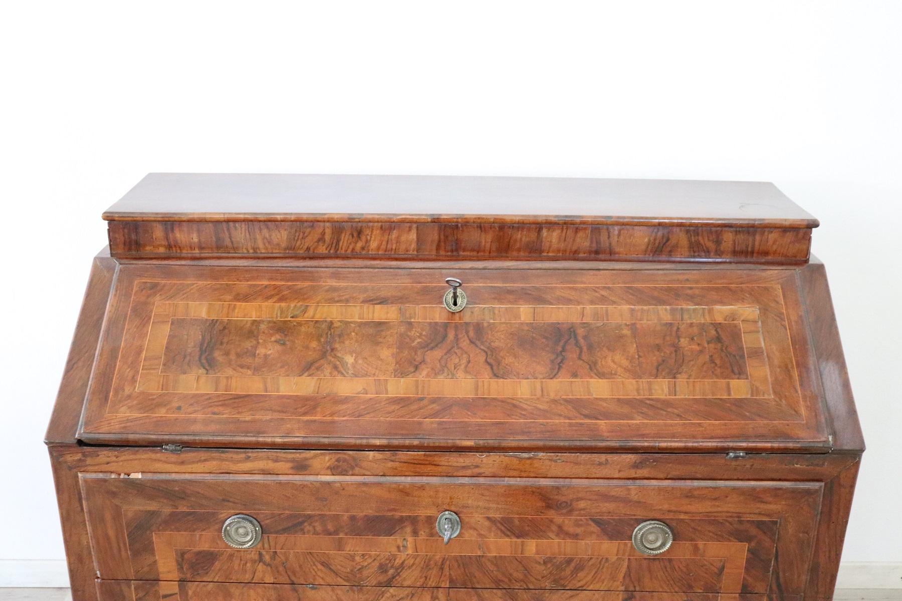 Important elegant chest with secretaire inlaid with wood essences of various types, full Louis XVI period of clear taste and Lombard origin. Authentic period second half of the 1700, 18th century. The wood inlay work is extremely meticulous. Work
